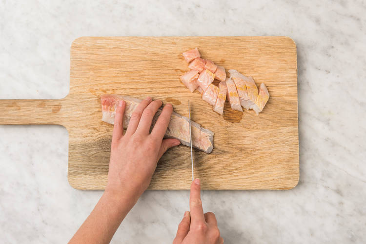 Gemüse und Fisch schneiden