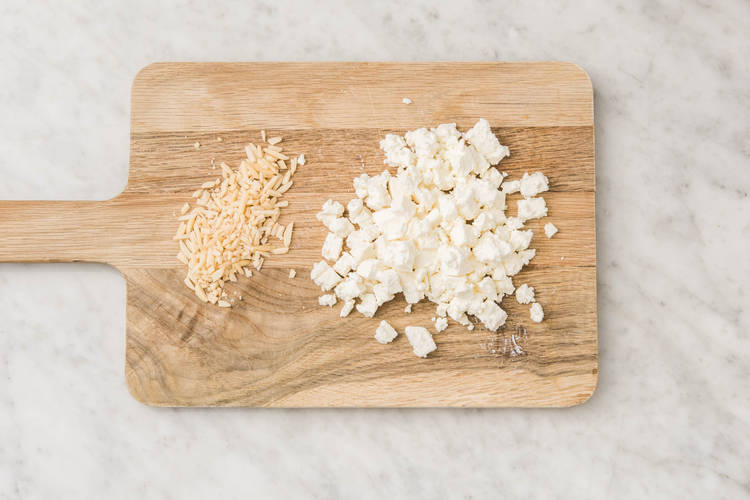 Feta en amandelen snijden