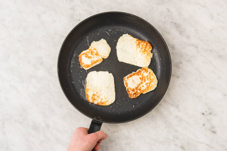 Faites cuire le halloumi.