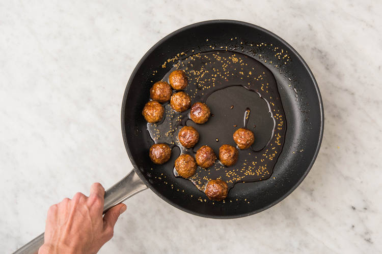 FLEISCHBÄLLCHEN ANBRATEN