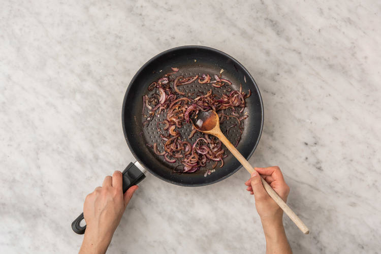 2 CARAMÉLISER LES OIGNONS