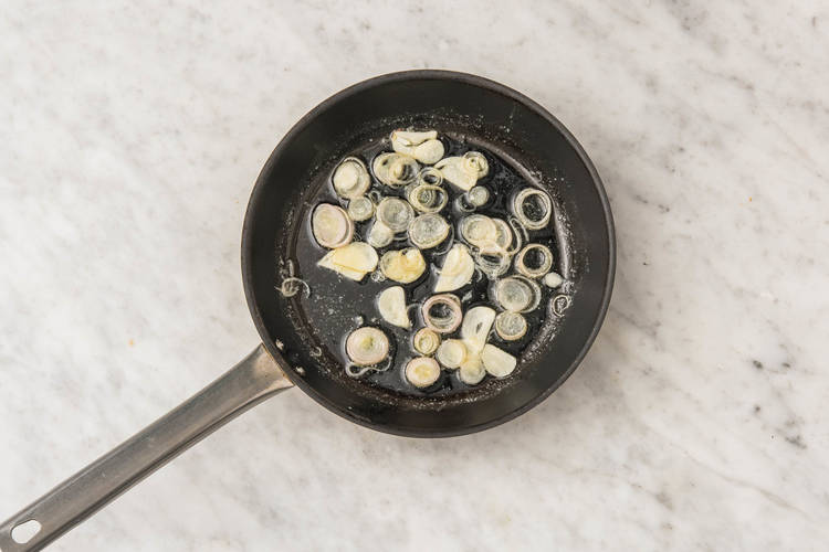 FÜR DIE SCHALOTTENBUTTER