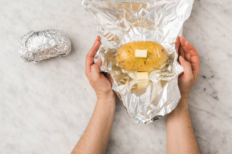 Envelopper les pommes de terre