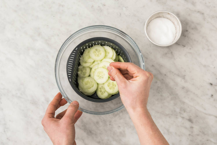 GURKENSALAT ZUBEREITEN