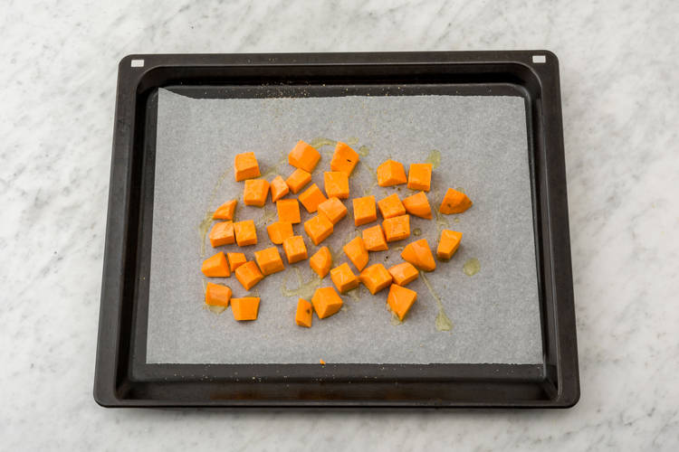 Süßkartoffelwürfel backen