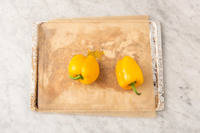 Gele paprika's bakken