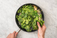 Venkel en spinazie aanbakken