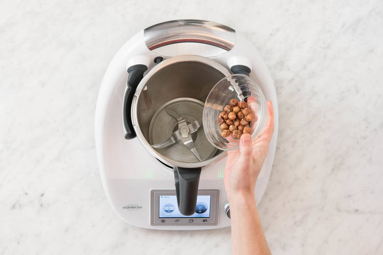 HASELNÜSSE ZERKLEINERN