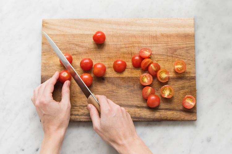 FÜR DEN TOMATENSALAT