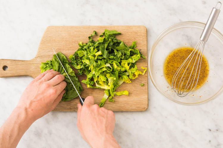 SALAT MIT DRESSING MISCHEN