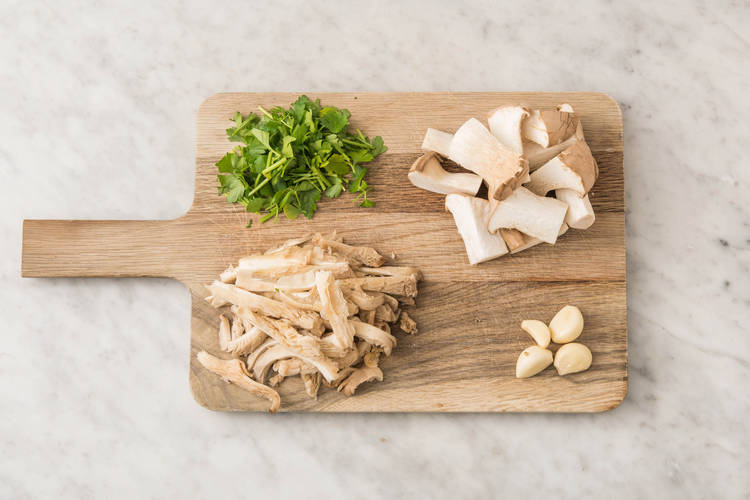 Pilze schneiden und zupfen