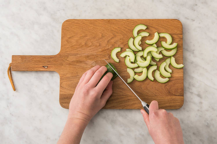 FÜR DEN GURKENSALAT