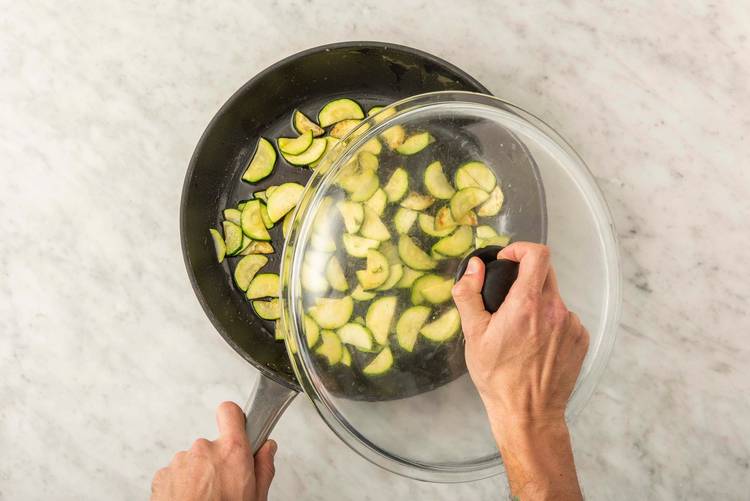 Courgettedip met geroosterde kikkererwten Recept | HelloFresh