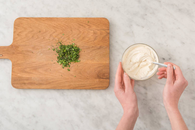 FLAMMKUCHEN BESTREICHEN