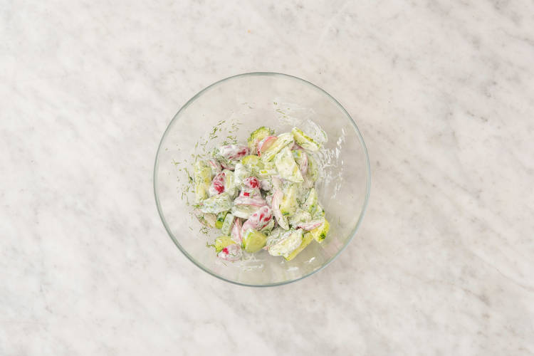 Dip und Salat zubereiten