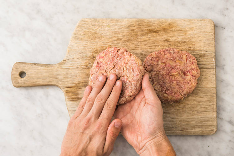Préparer la vinaigrette et les burgers
