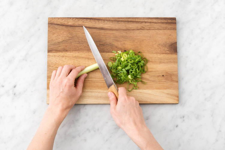 Couper les oignons nouveaux