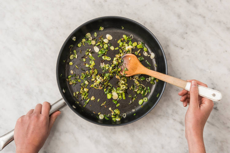 Cuire les oignons nouveaux