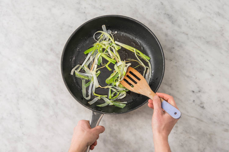 Frühlingszwiebeln braten