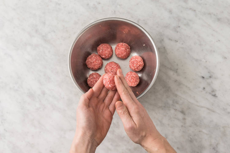 FÜR DIE FLEISCHBÄLLCHEN