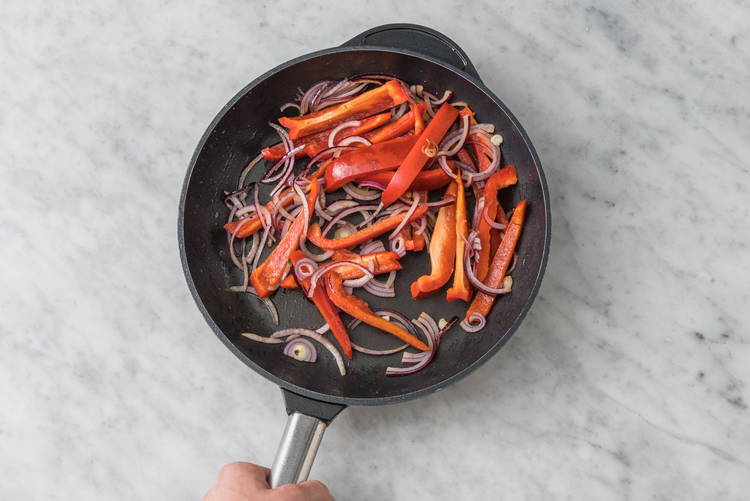 CUIRE LES OIGNONS ET LES POIVRONS