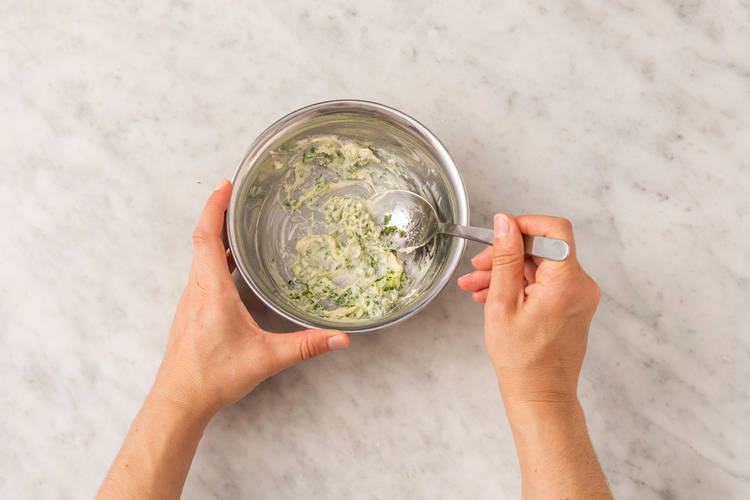 Préparer le beurre aux herbes