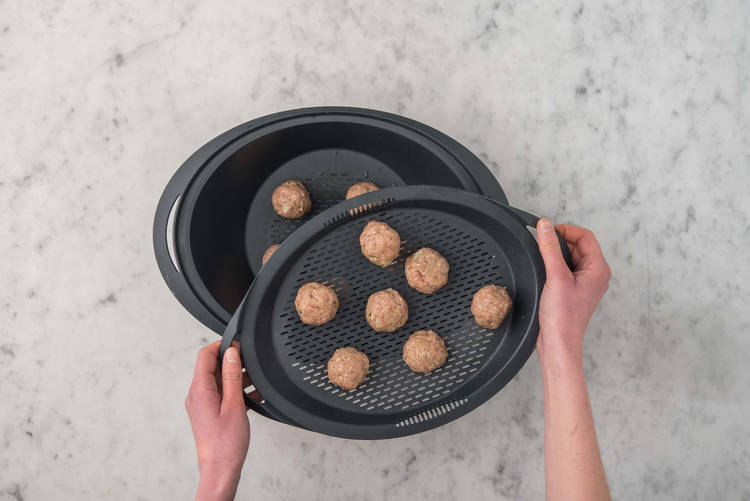 FÜR DIE FLEISCHBÄLLCHEN