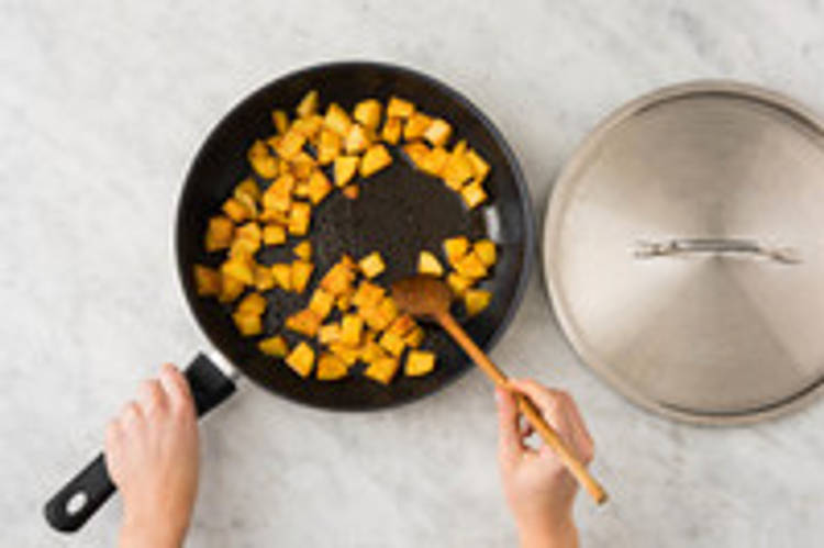 Préparer les patatas bravas