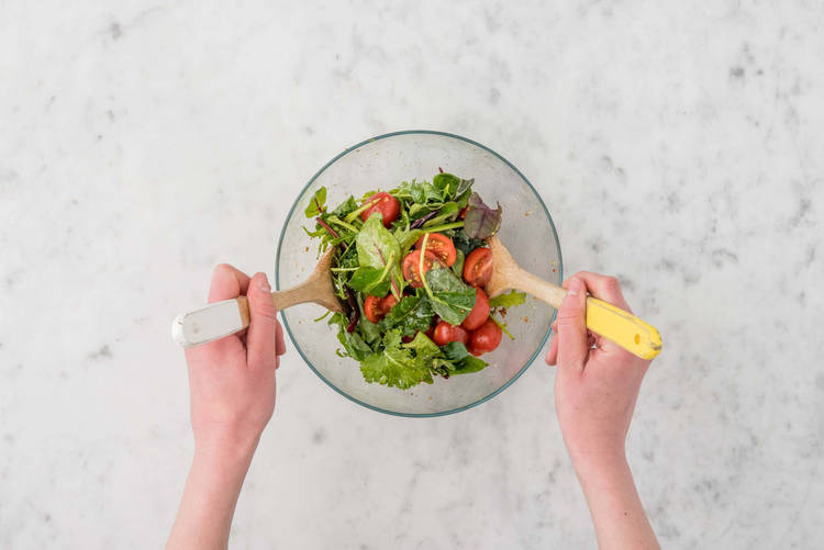 SALAT MIT DRESSING MISCHEN