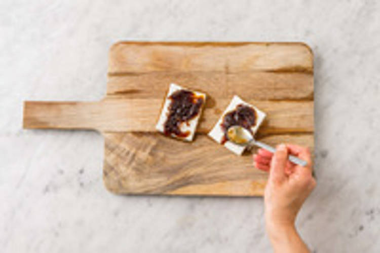 Badigeonner la feta de chutney d’oignons