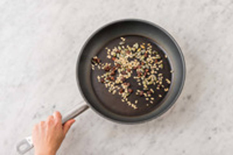 Griller le mélange graines-raisins secs