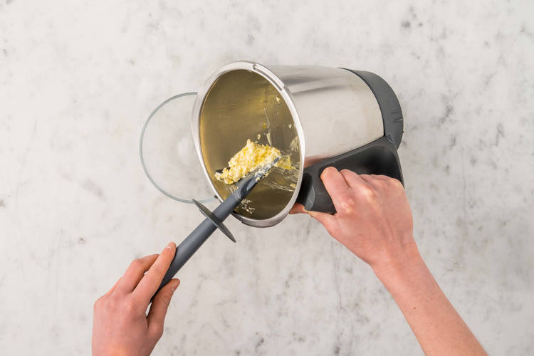 FÜR DIE KNOBLAUCHBUTTER