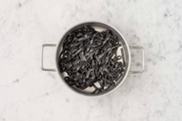 Cuire les tagliatelles noires