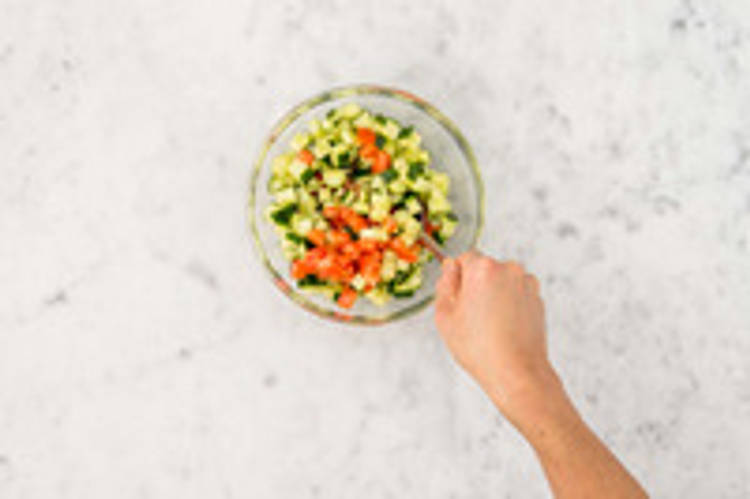 Couper la tomate et le concombre