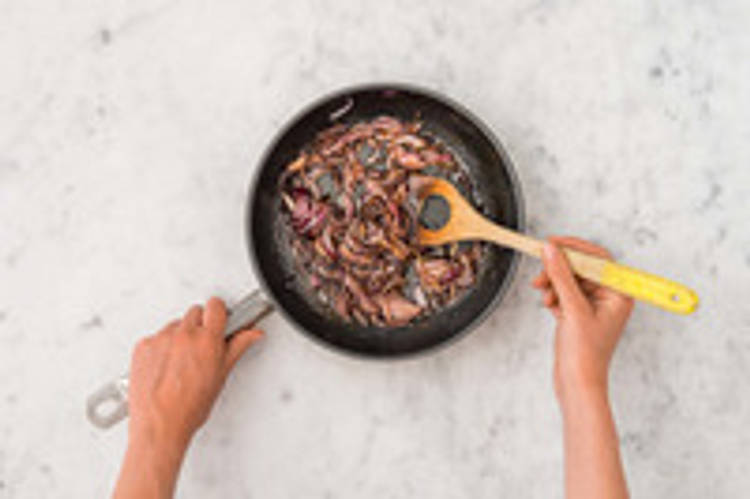 Caraméliser l’oignon rouge