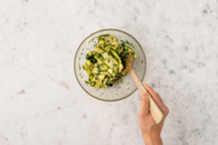 Préparer la salade de courgette