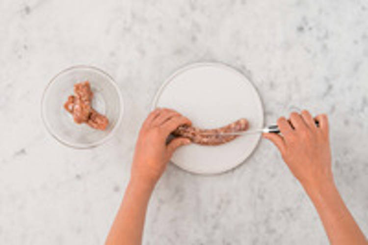 Retirer la peau de la saucisse
