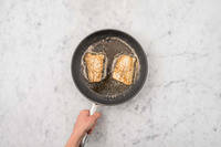 Mélanger les pâtes et la salade