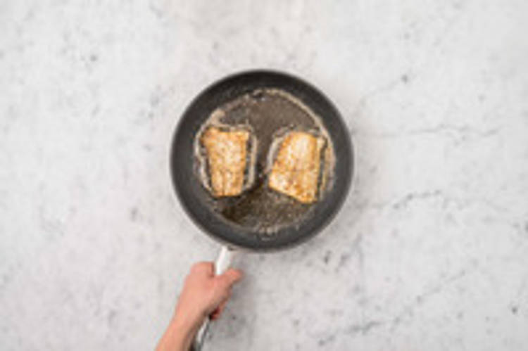 Pasta en salade mengen