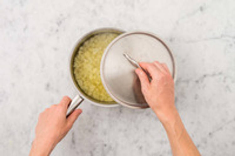 Cuire l'oignon et la courgette