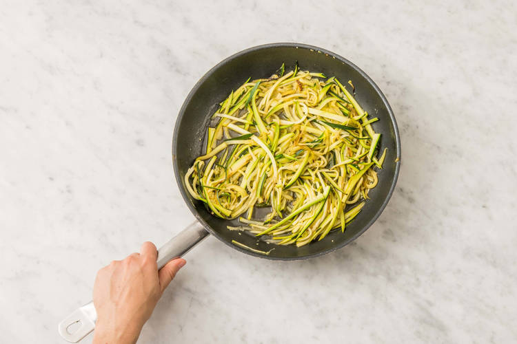 Préparer les spaghetti de courgette