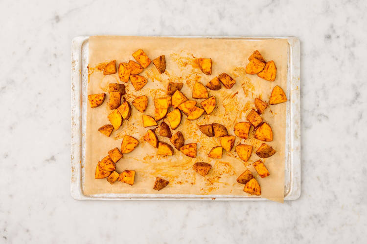 Préparer les patatas bravas