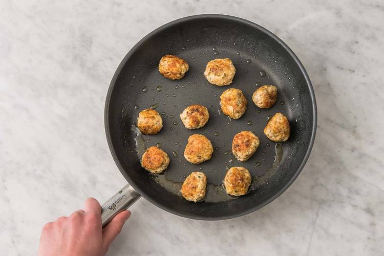 Cuire les boulettes de viande