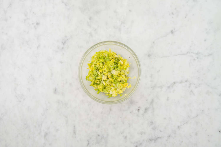 PRÉPARER LA SALADE ET RÉCHAUFFER LES TORTILLAS