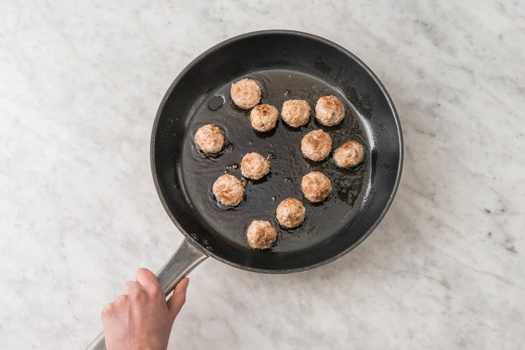 FLEISCHBÄLLCHEN ANBRATEN