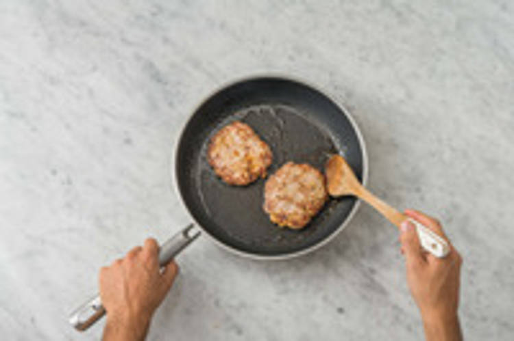 Kipburgers bakken