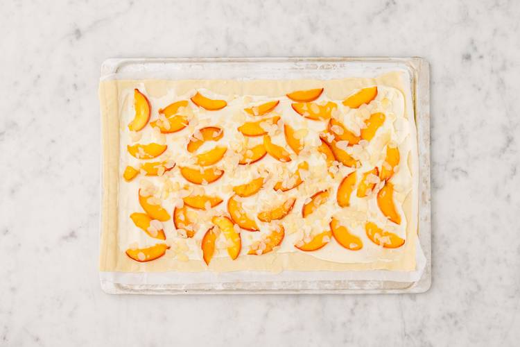 Flammkuchenteig belegen