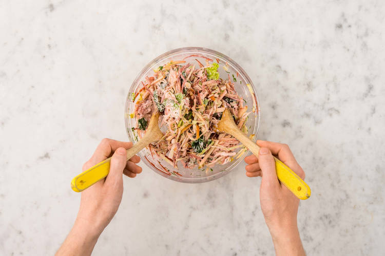 Gör äppelcoleslaw
