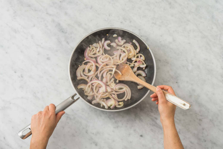 Caraméliser l'oignon rouge