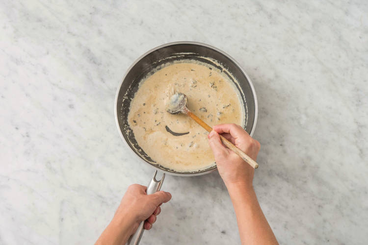 Cook the black garlic sauce